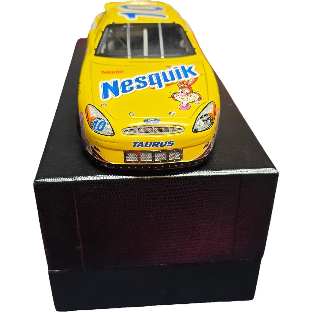 Jeff Green #10 Nesquik 2000 Monte Carlo Elite 1:24 NASCAR Diecast Nascar Yellow